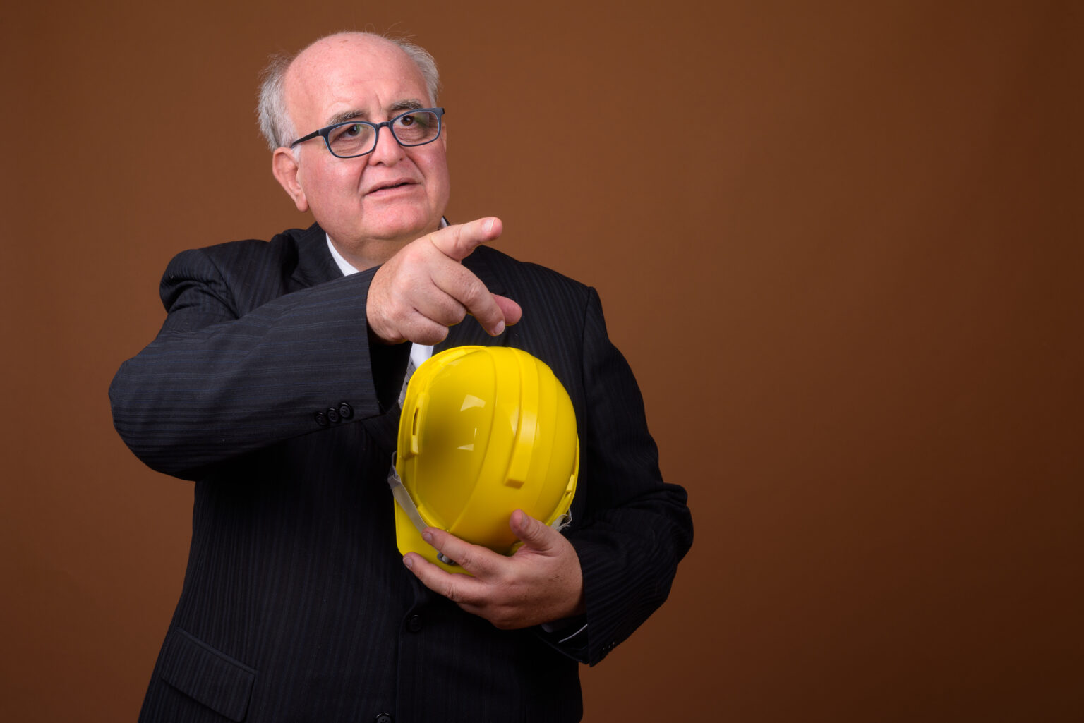 Portret z nadwagą starszy biznesmen z kasków