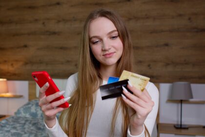 Młoda kobieta używająca telefonu komórkowego