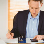 Skoncentrowany biznesmen spisywać