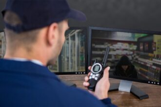 strażnik supermarketu, ostrzegający policję przed kradzieżą.