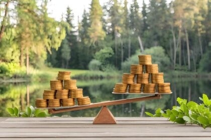 Symboliczna równowaga złotych monet na wagach reprezentujących bogactwo i spokój