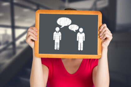 Kobieta trzymająca tablicę nad twarzą przed pustymi schodami