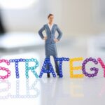 Pewna siebie bizneswoman symbolizuje strategiczne planowanie i sukces