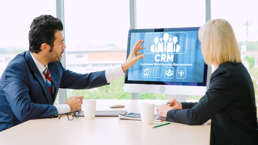 System zarządzania relacjami z klientami na modnym komputerze dla biznesu CRM