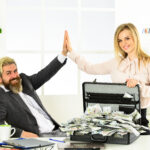 Sukces finansowy Usługi podatkowe Ekspert finansowy Podatki Nielegalny zysk Człowiek z teczką pełną gotówki Osiągnięcia finansowe Pranie brudnych pieniędzy Wyzwania biznesowe Rachunkowość i bankowość