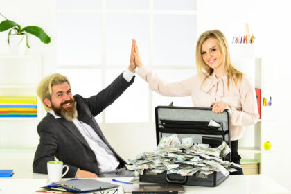Sukces finansowy Usługi podatkowe Ekspert finansowy Podatki Nielegalny zysk Człowiek z teczką pełną gotówki Osiągnięcia finansowe Pranie brudnych pieniędzy Wyzwania biznesowe Rachunkowość i bankowość