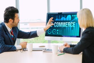 Oprogramowanie do obsługi danych e-commerce zapewnia modny pulpit nawigacyjny do analizy sprzedaży w handlu detalicznym online