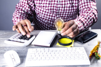 Biznesowy komputer stacjonarny z płaskim tabletem laptopa