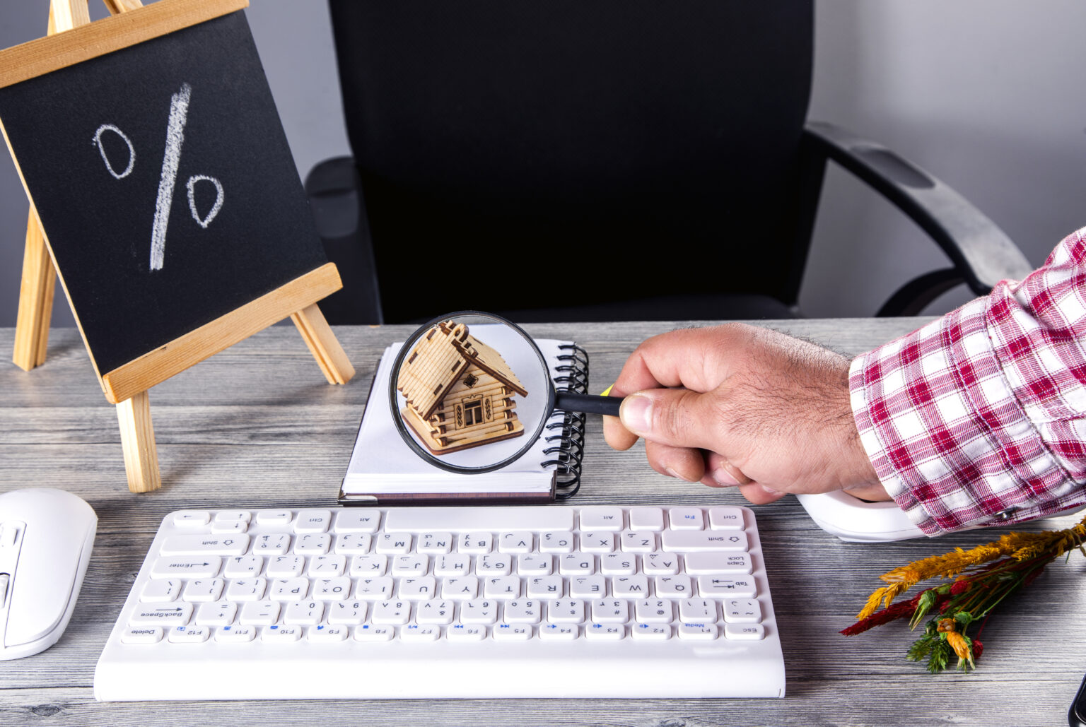 Biznesowy komputer stacjonarny z płaskim tabletem laptopa