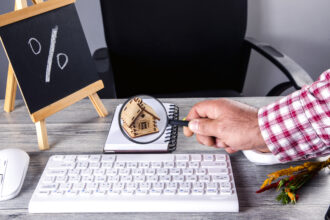 Biznesowy komputer stacjonarny z płaskim tabletem laptopa