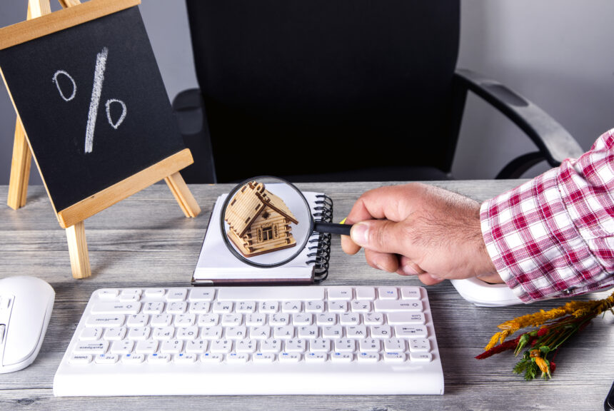 Biznesowy komputer stacjonarny z płaskim tabletem laptopa