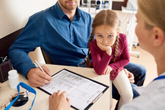 Chora dziewczynka w biurze lekarzy