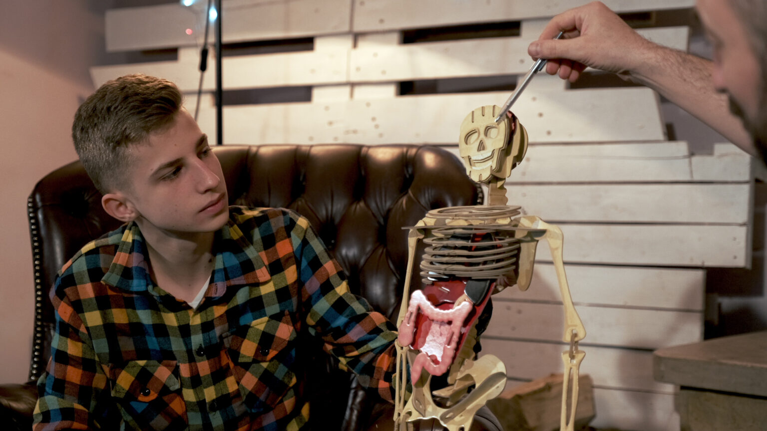 Młody student słucha swojego nauczyciela