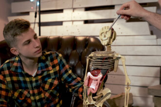 Młody student słucha swojego nauczyciela