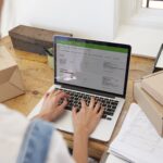 Zbliżenie na kobietę prowadzącą biznes z domu i wysyłającą towary