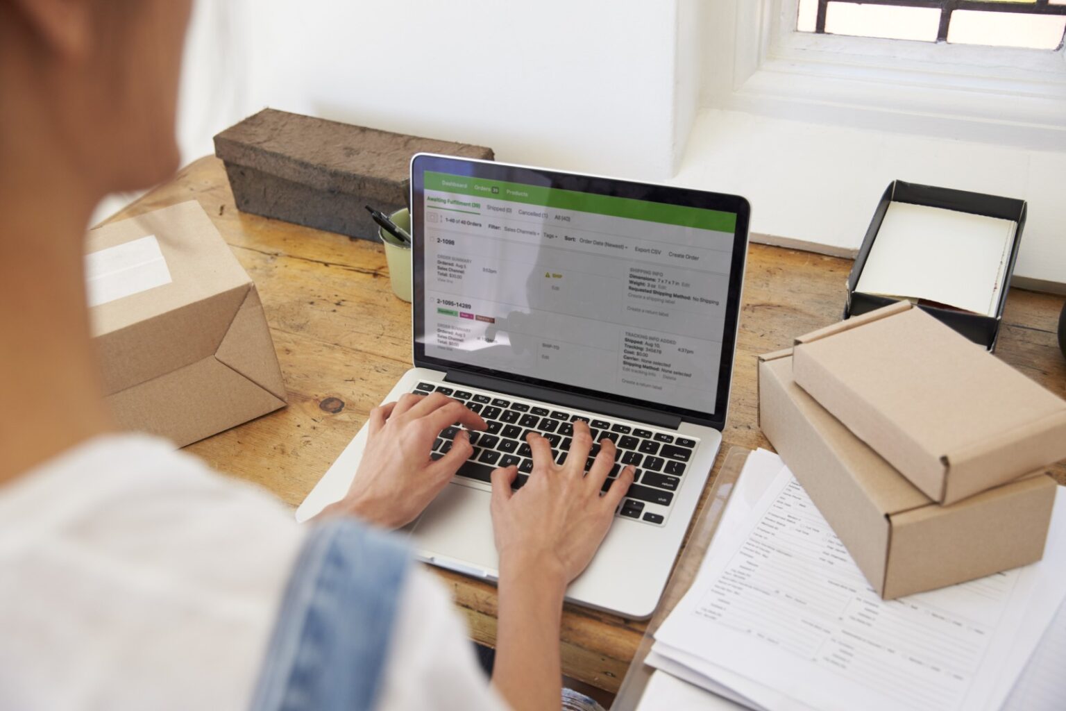 Zbliżenie na kobietę prowadzącą biznes z domu i wysyłającą towary